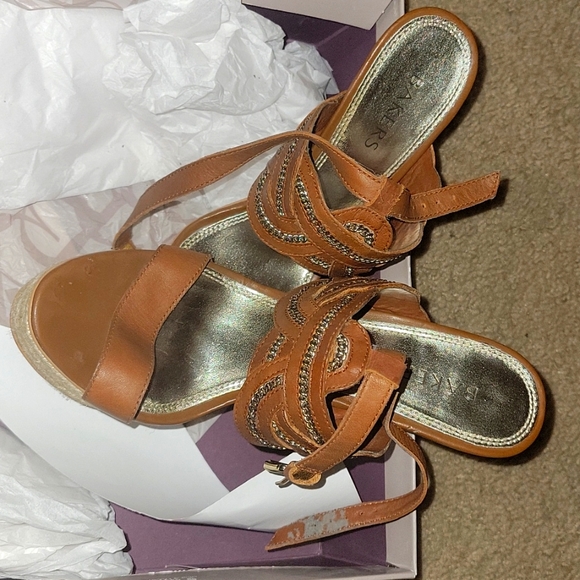 Really cute open toe soft brown heels. Very comfortable worn a few time. - Picture 3 of 4
